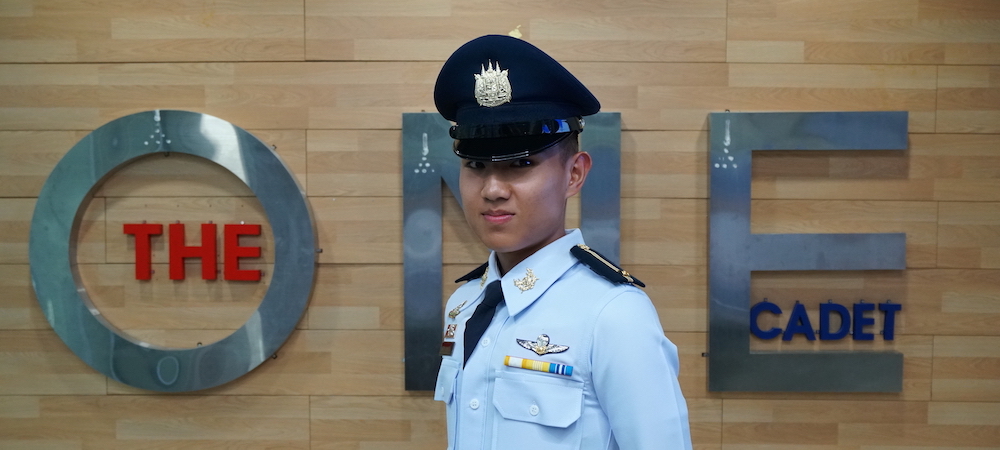 นักเรียนหน้าโลโก้ The One Cadet